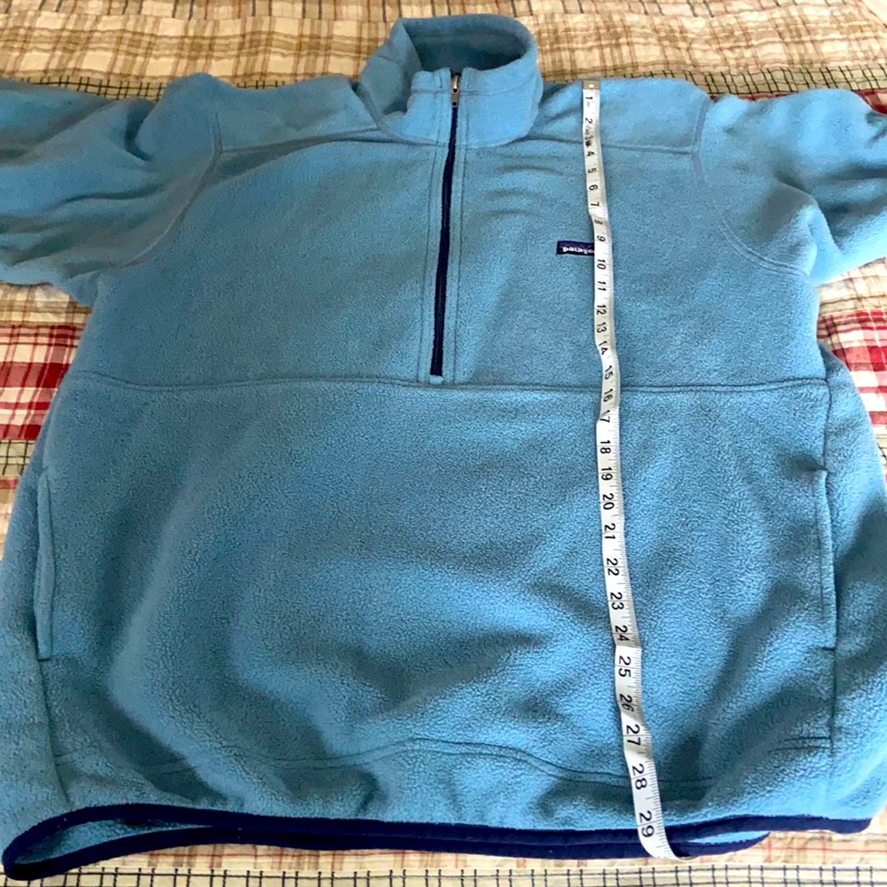 Men’s light blue 1/4 zip Patagonia fleece.